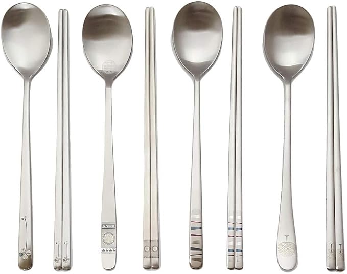 [1 Set] [Made in Korea] Korean Sticky Rice Spoon Chopsticks Set Gold Titanium Plating 304 Stainless Steel Tableware Cutlery Set Mukbang Chopsticks (Korean Palace Pattern, 1 Set)
