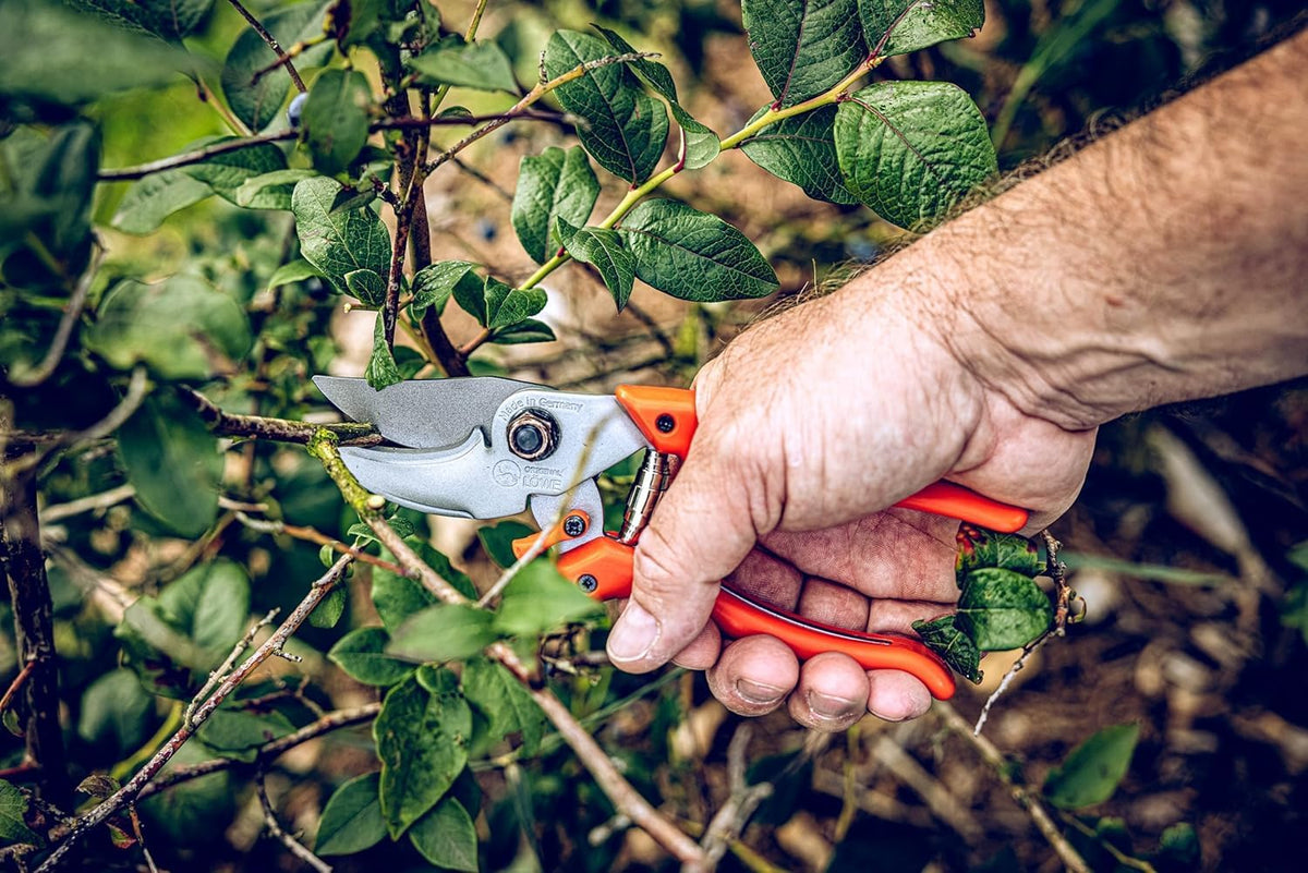 Original LÖWE 9 Bypass Pruning Shears 9.104 with Adjustable Grip Width - Sharp Carbon Steel Blades with Non-Stick Coating Ideal for Cutting Plants, Roses, and Cut Flowers