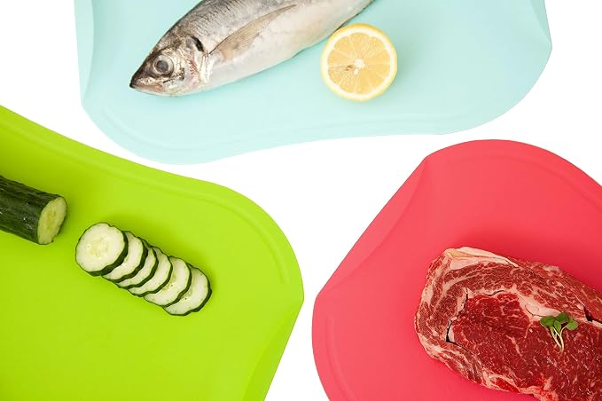 doblé Non-Scratch Flexible Cutting Board for Chopping, Scratch Free Juice Grooves with Easy Grip Handle, Non-Slip Dishwasher Safe for Kitchen (Medium (13.5" x 9.3"), Peach)