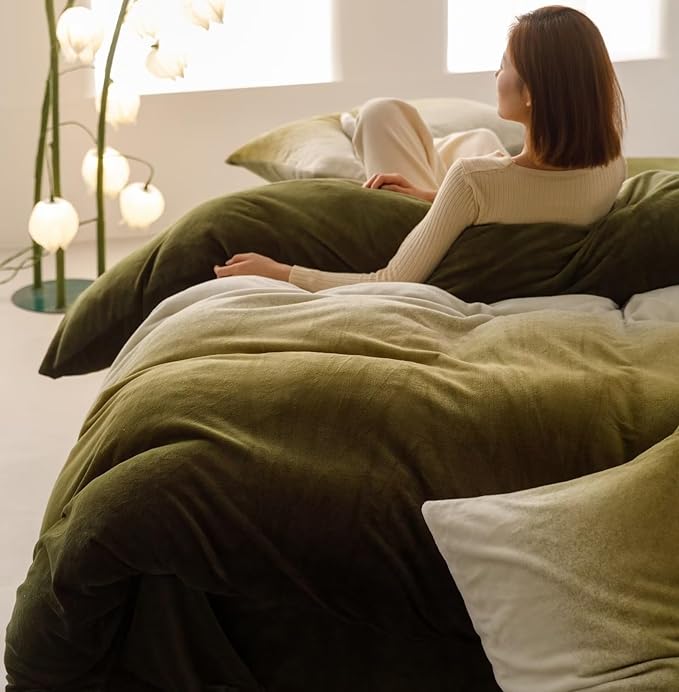 Green White Comforter Set Velvet Queen Gradient Olive Green Bedding Comforter Women Plain White and Army Green Gradient Soft Quilt Flannel Dark Green Comforter Warm Queen Bed Comforter