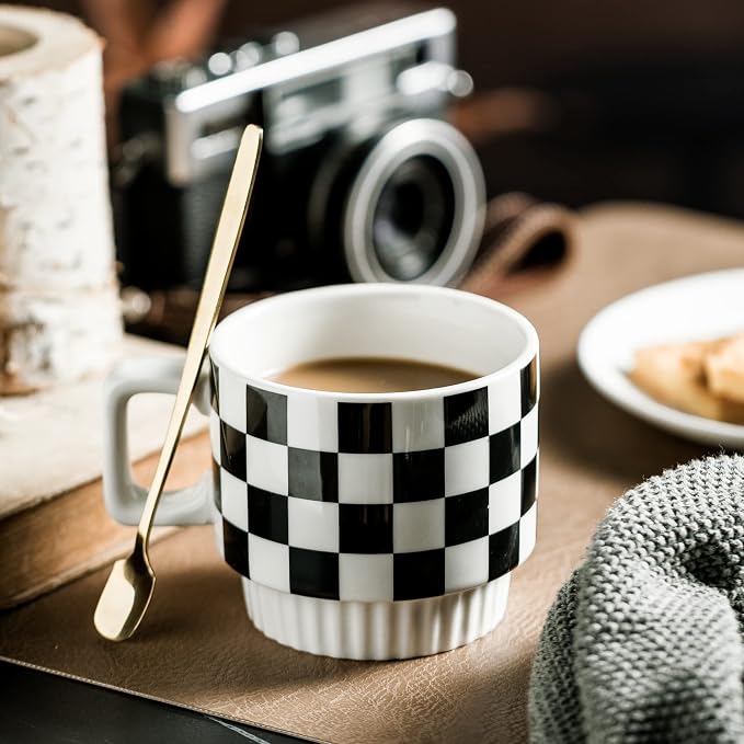 Miamolo Stackable Coffee Mug Set of 4 with Rack and Spoons, Space-saving | 11 oz, Ceramic | Checkered Black and White Pattern | for Coffee Tea Cocoa Milk, Housewarming Gift | Dishwasher Microwave Safe