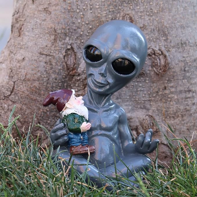 Dnoifne Alien Hugging Gnome Garden Decoration Statue, Resin Alien Dwarf Statue, Waterproof Garden Alien and Gnome Statue for Patio Lawn Porch Decoration Birthday Gifts Housewarming Gifts