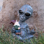 Dnoifne Alien Hugging Gnome Garden Decoration Statue, Resin Alien Dwarf Statue, Waterproof Garden Alien and Gnome Statue for Patio Lawn Porch Decoration Birthday Gifts Housewarming Gifts